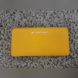 (SOLD) Michael Kors Jet Set Travel Continental Zip Around Wallet